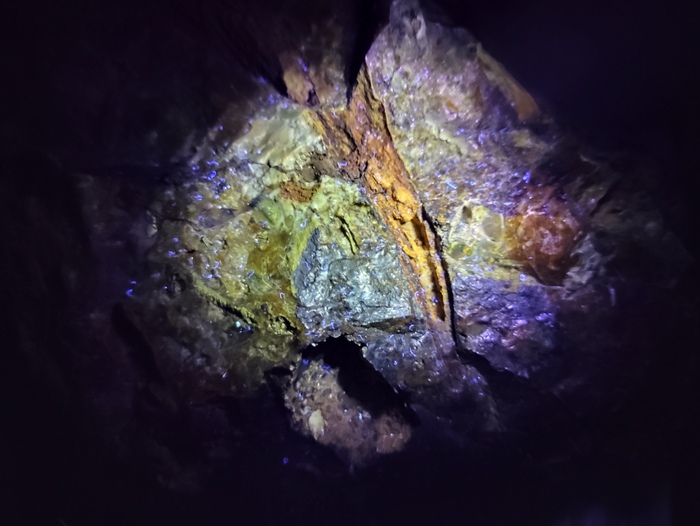 Данный "янтарь" в ультрафиолетовой подсветке.