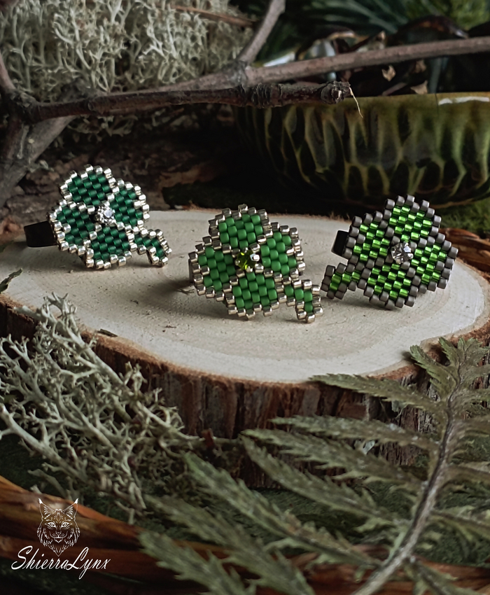 Кольца с четырехлистным клевером. В центре стеклянный кристалл, основа кольца металлическая безразмерная