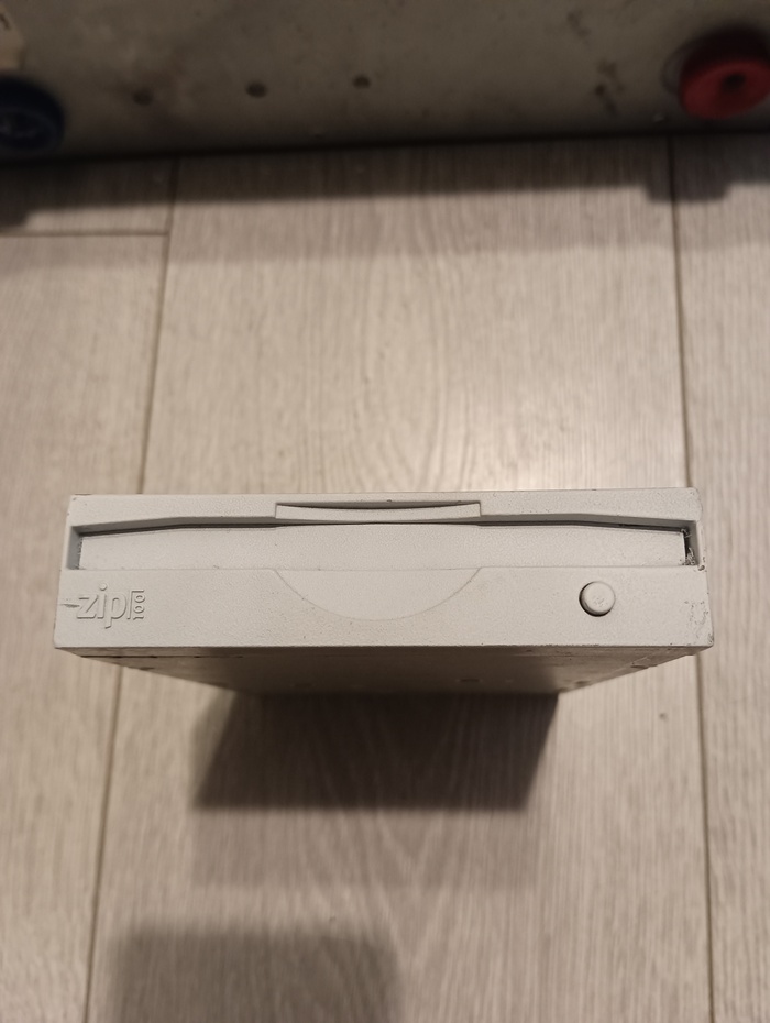 Вид спереди, написано что 100, значит на 100мб дискеты.