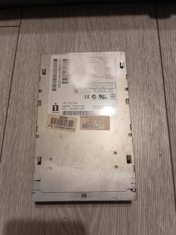 Вид сверху. Подключается он через IDE.