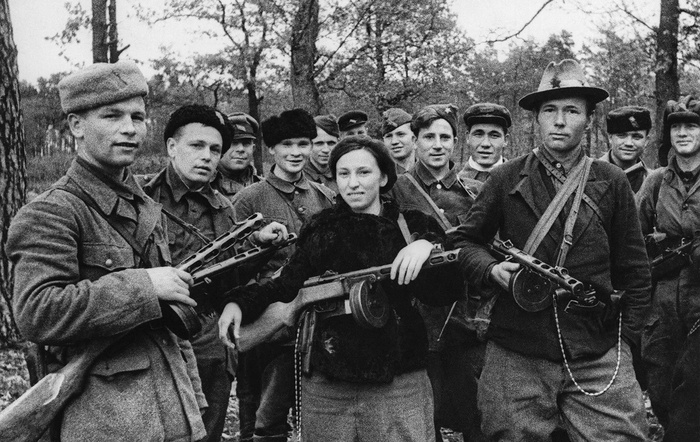 Варвара Вырвич со своими бойцами