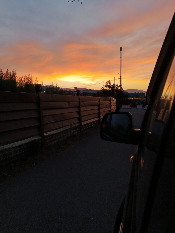 Над Абхазией горит утренняя зорька.