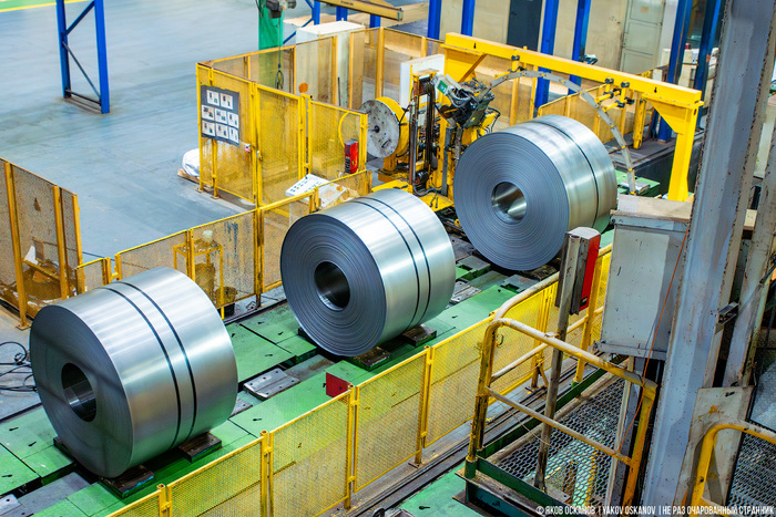 Автомат, обвязывающий рулоны готовой продукции.