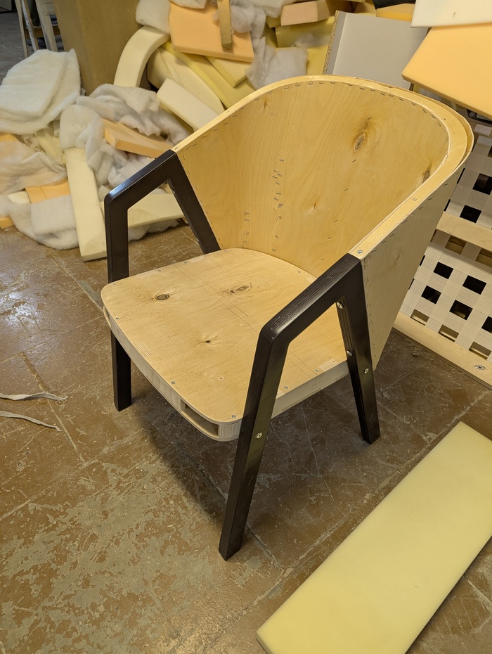 Топовый диван за 70к из массива сосны и фанеры с пуфиком