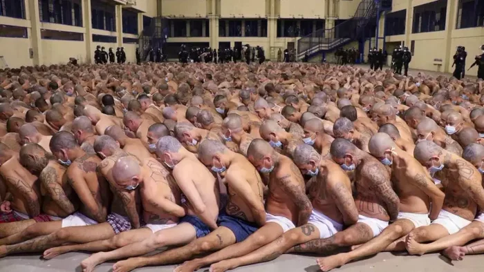 Дом для гангстеров: самая большая тюрьма в мире Длиннопост, Тюрьма, Сальвадор, Латинская Америка, Террористы, Теснота, Борьба с преступностью, Видео, YouTube