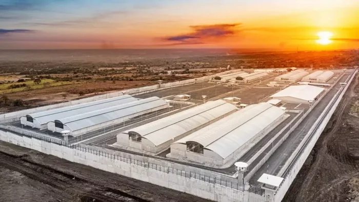 Дом для гангстеров: самая большая тюрьма в мире Длиннопост, Тюрьма, Сальвадор, Латинская Америка, Террористы, Теснота, Борьба с преступностью, Видео, YouTube