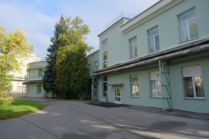 Это здание фабрики-кухни летом в хорошую погоду. Зимой и в плохую погоду она выглядит так же, только погода плохая