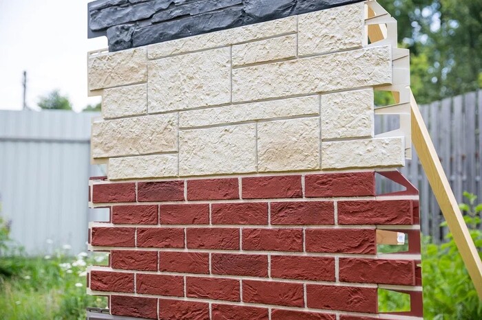 С внешней стороны фасадные панели имитируют кирпичную или каменную кладку различных цветов и фактур