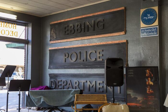 По окончании съёмок хозяева магазина попросят оставить им обгоревшую вывеску с участка и оборудуют внутри небольшой уголок, где все желающие смогут сфотографироваться в обстановке фильма.