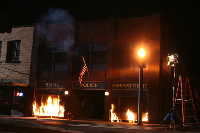 Горит подожжённый Милдред полицейский участок Эббинга.
