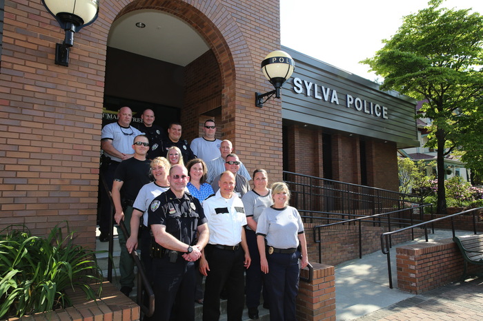 Вуди Харрельсон с настоящими полицейскими города Сильва.