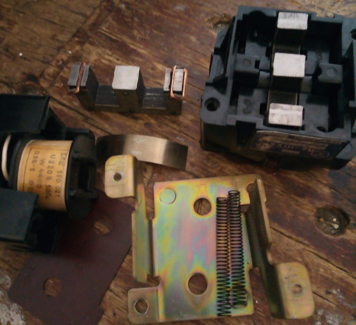 Хорошо видны возвратные спиральные пружины и катушка которая создаёт при прохождении тока магнитное поле.