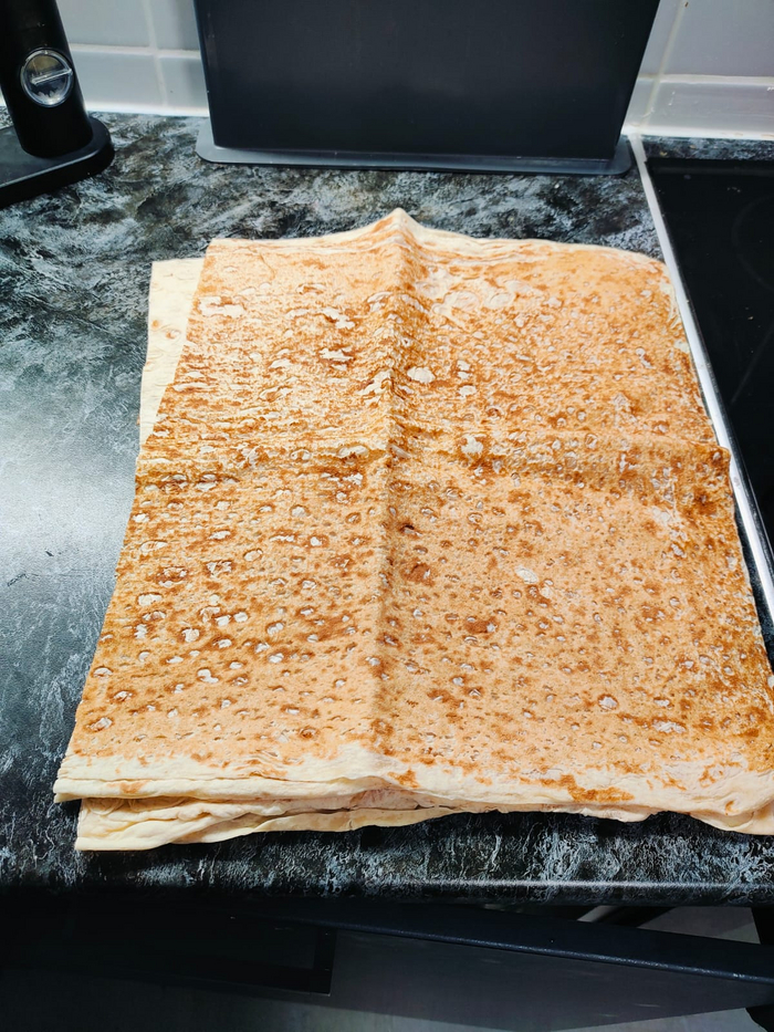 Нарезаю лаваш на 4 части