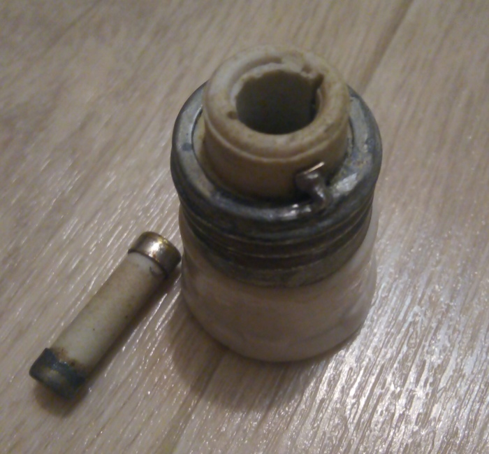 Сама пробка и вставка. Для особо экономных, вставки продавались отдельно, и стоили копейки.