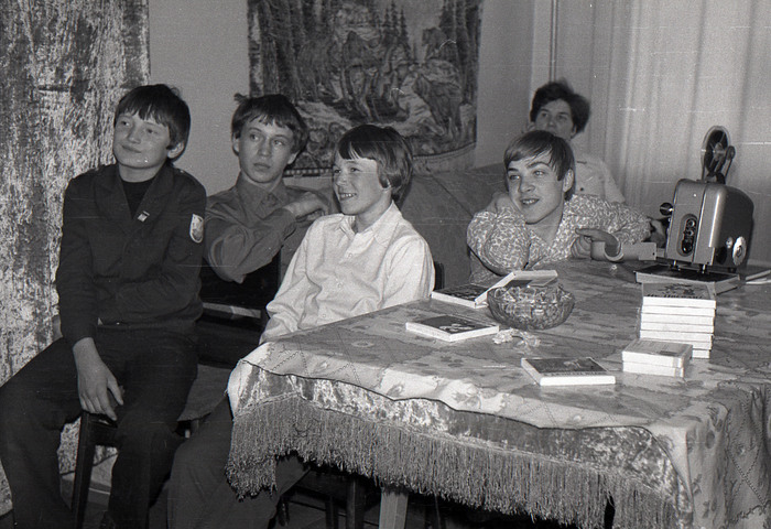 Вечерний киносеанс в нашей квартире. Я за киноаппаратом, а одноклассники прилагаются )))