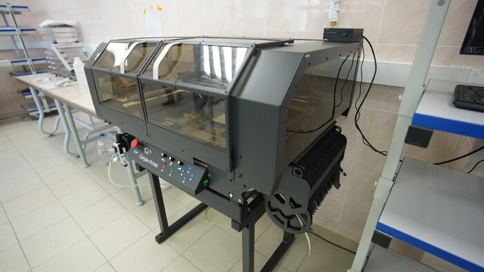 Отечественный SMD установщик компонент Сатурн-Атлас. Аппарат совмещает на едином шасси автоматический дозатор паяльной пасты/клея АТЛАС и автоматический установщик SMD-компонентов САТУРН