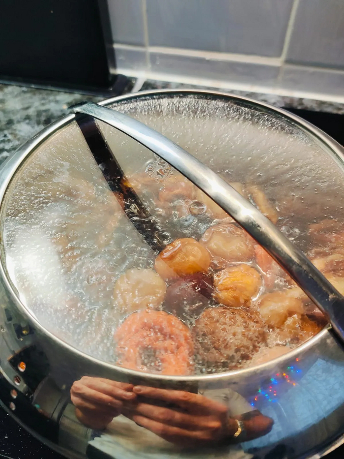 Как только закипело, добавляю сахар и лимонную кислоту. 