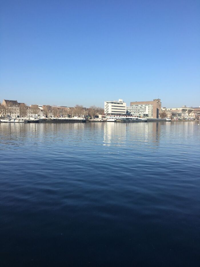 Хорошая привычка делать из старых кораблей магазины и дома. В стране с кризисом перенаселения это очень важно.