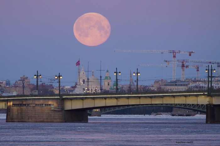 Полнолуние над Петербургом 15 марта