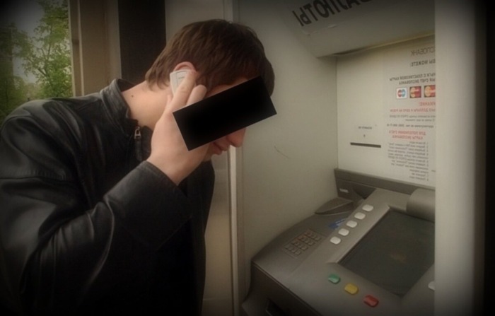 Зачем умышленно забывают банковскую карту или деньги в банкомате - схема обмана