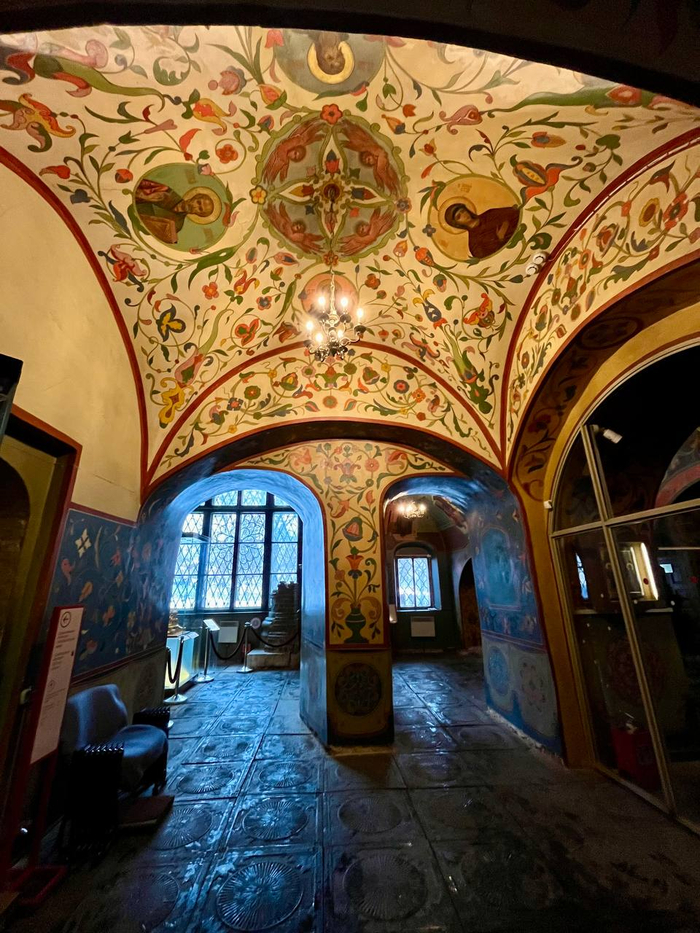 Красивые расписные своды интерьера нижнего яруса