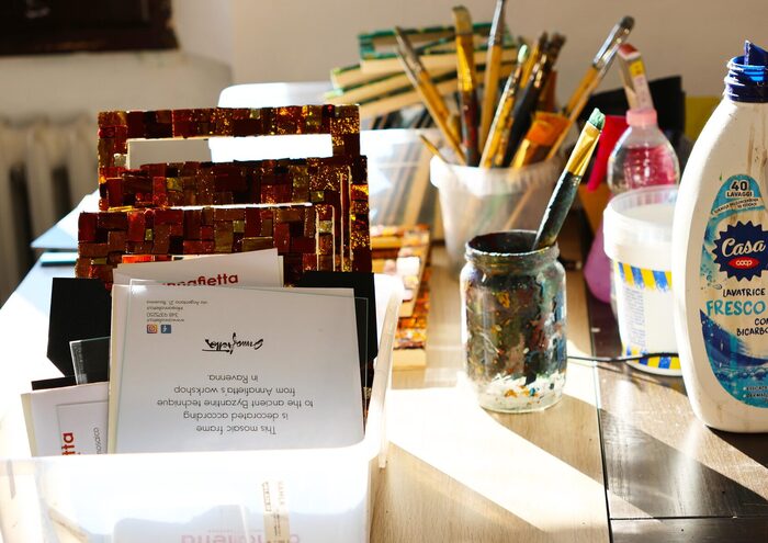 Рабочее место мастера, сувенирку собирают на месте и сразу же продают.