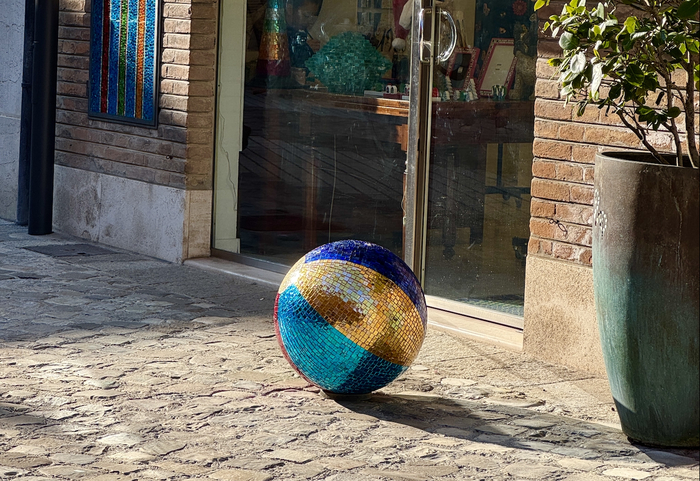 Еще немного внешних уличных декораций с мозаикой.