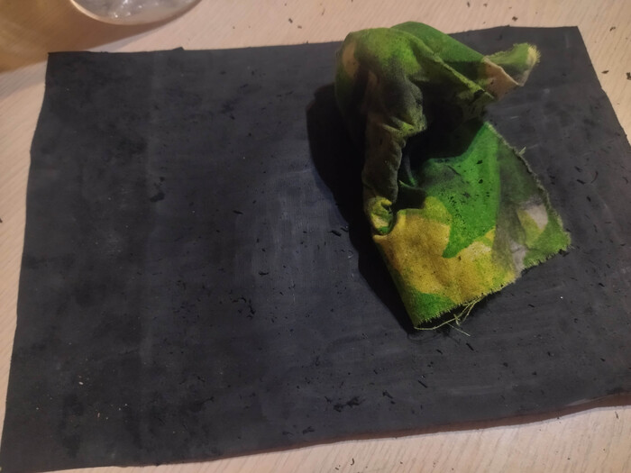 Видишь сколько резиновой пыли? НАДА ПРОТЕРЕТЬ!