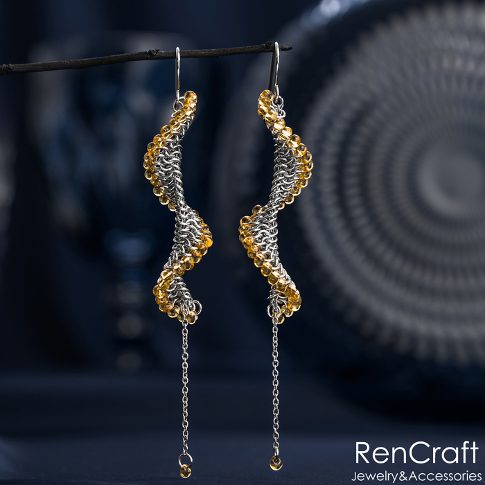 Длина серег 100 мм, ширина 12 мм, вес одной серьги 4.6 гр.