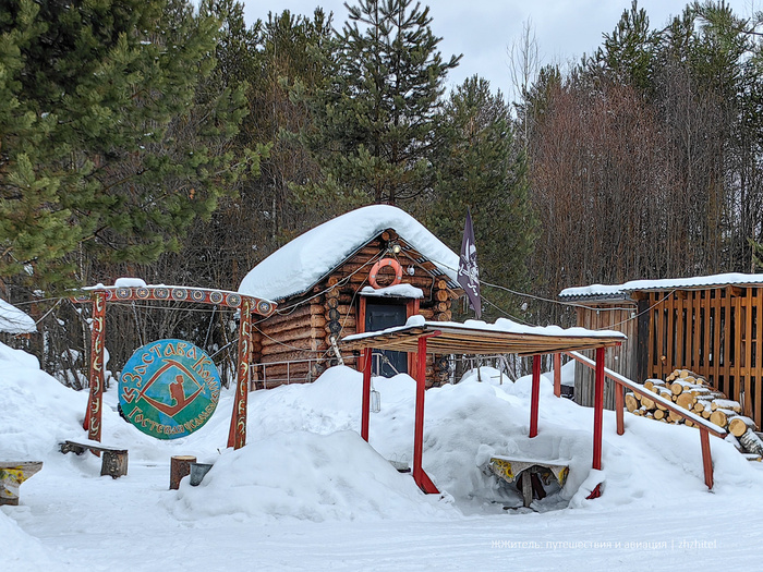 Усадьба «Застава Коми» находится в живописном месте. На заднем плане — баня по-черному