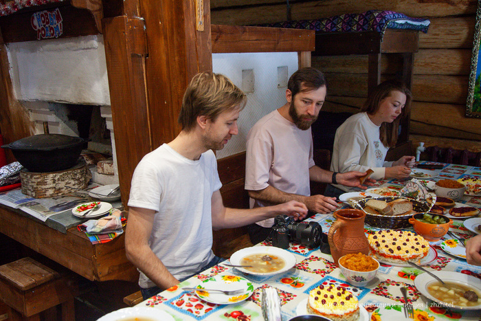 Команда Медиаразведки за обедом