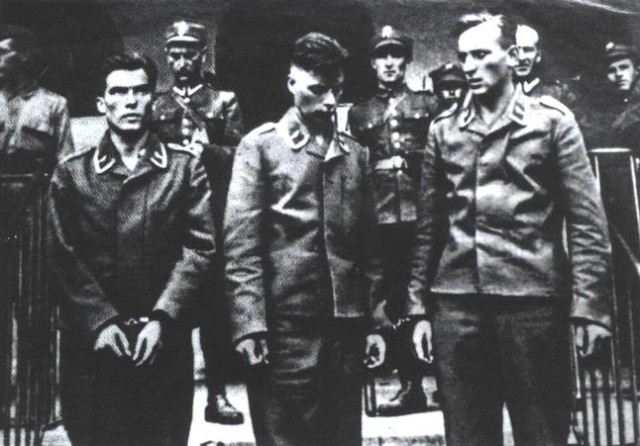 Пленные пилоты люфтваффе. Вероятно, экипаж какого-то сбитого бомбовоза или разведчика.