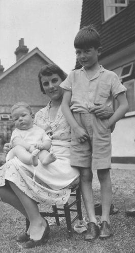 Восьмилетний Джон с мамой Идой и младшим братом Энтони (1936)