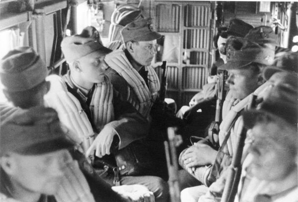 Горные егеря Вермахта. Перед вылетом на Крит. 1940