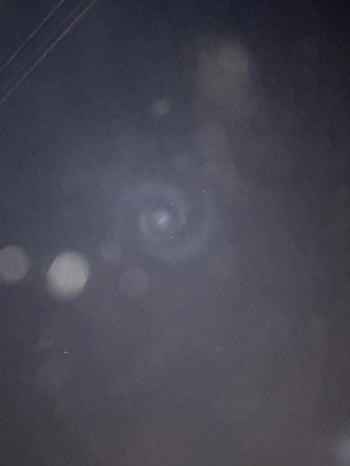 24.02 22.23 по Калининграду. Вот такая херня в небе. Что это?