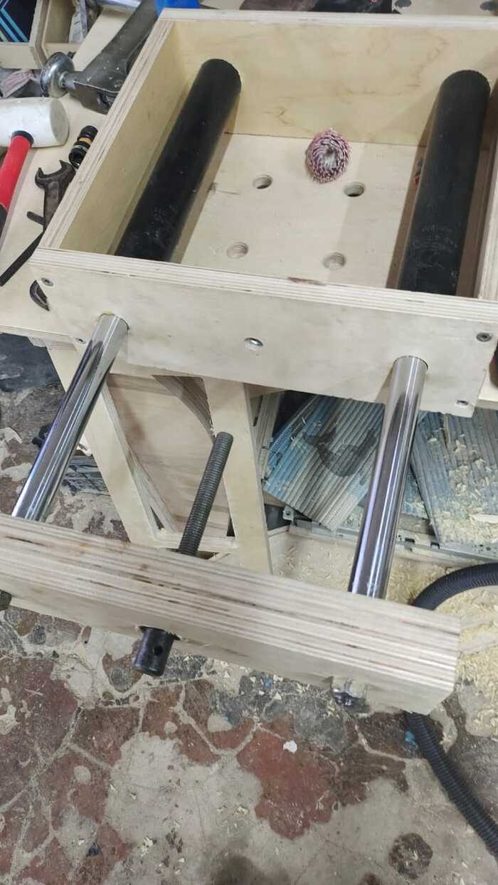 Винт прикинул что нашел, потом заменил. Перед и за ним врезал два подшипника.