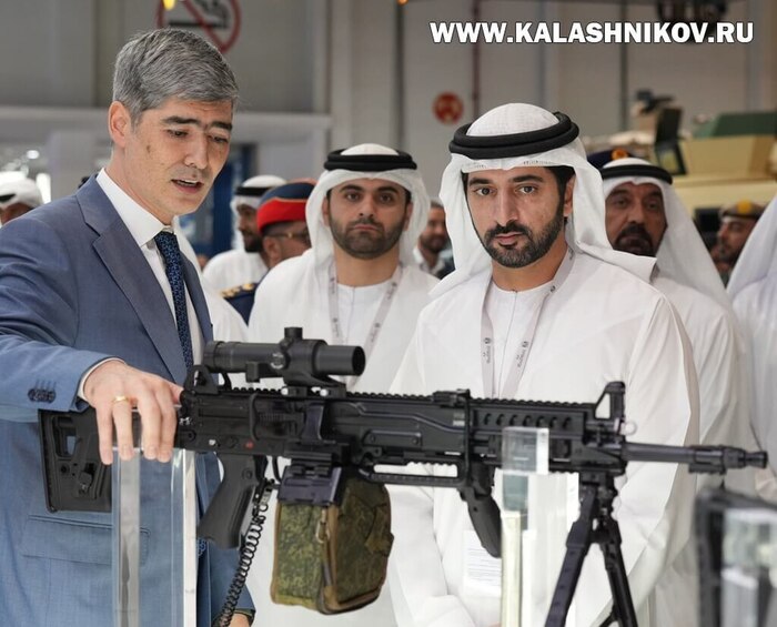 Глава концерна «Калашников» Алан Лушников демонстрирует 7,62-мм версию пулемёта РПЛ (РПЛ-7) министру обороны ОАЭ на выставке IDEX 2025 в Абу-Даби. Фото концерна «Калашников»