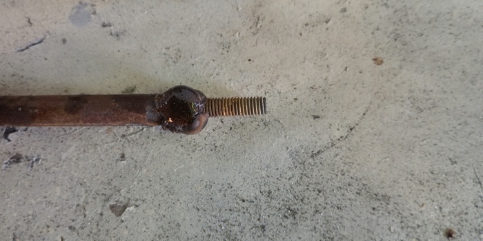 У вас первый винт тоже не по оси встанет :-)