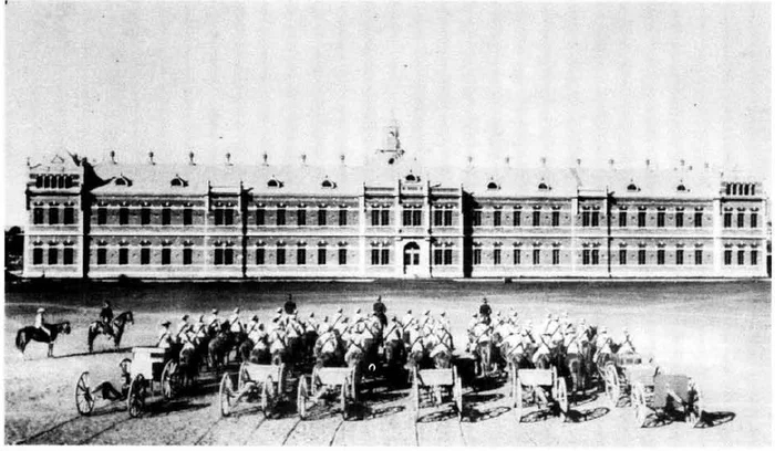 Конная батарея Государственной артиллерии Трансвааля перед Артиллерийскими казармами в Претории.