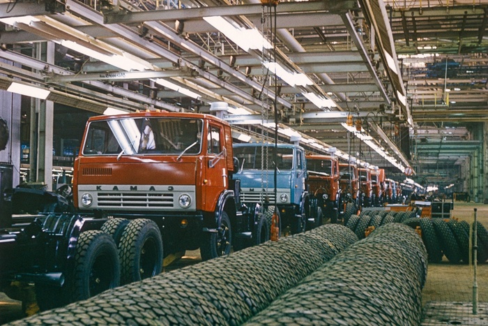 Главный сборочный конвейер КАМАЗа, 1977 год