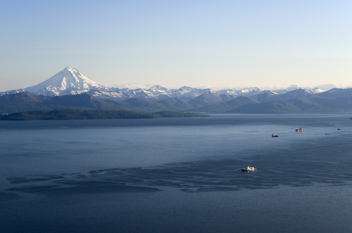 Авачинская бухта и вулкан Вилючинский июньским вечером