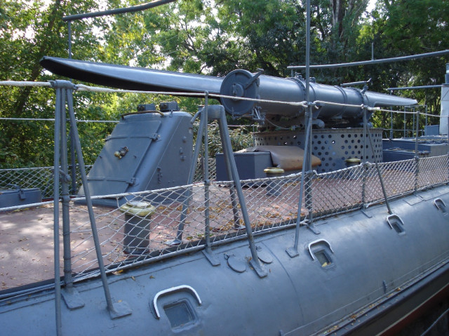 450-мм торпедные аппараты и кормовой люк машинного отделения