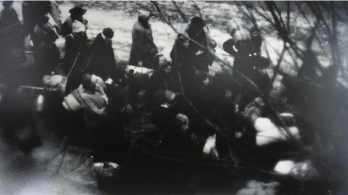 Рижские евреи на пути к месту расстрелов в Румбульском лесу. 1941 г. Источник: Latvian War museum