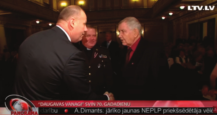 Торжественное заседание по случаю 70-летия «Даугавас ванаги». Слева Раймонд Бергманис, в середине — Раймонд Граубе. 2015 г.