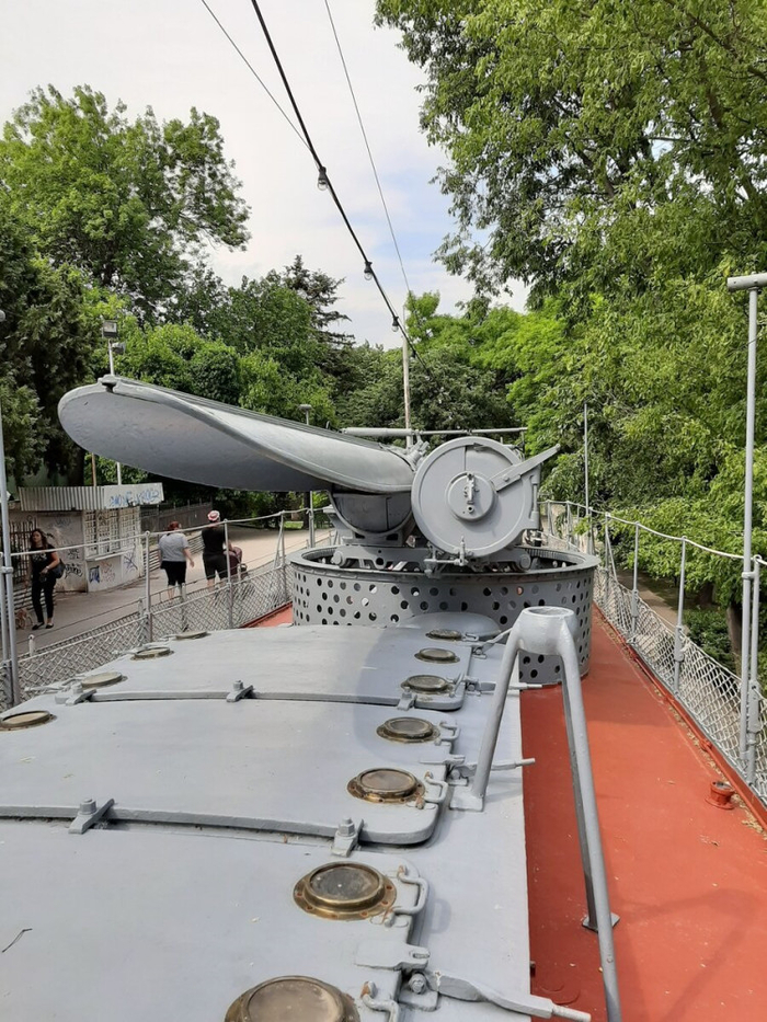 Люки машинного и котельного отделений, где овладевали техникой Никола Вапцаров и его друзья. Кормовые торпедные аппараты в то время были сняты.