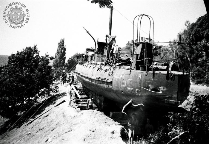 Монтаж корабля-памятника "Дръзки" в Военно-морском музее в Варне, 1957.
