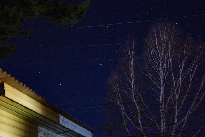 Виднеется пятно туманности Ориона -- самое красивое, что можно увидеть в телескоп на северном небе. (в телескоп сфотографировать пока не удалось ввиду отстойного оборудования)))