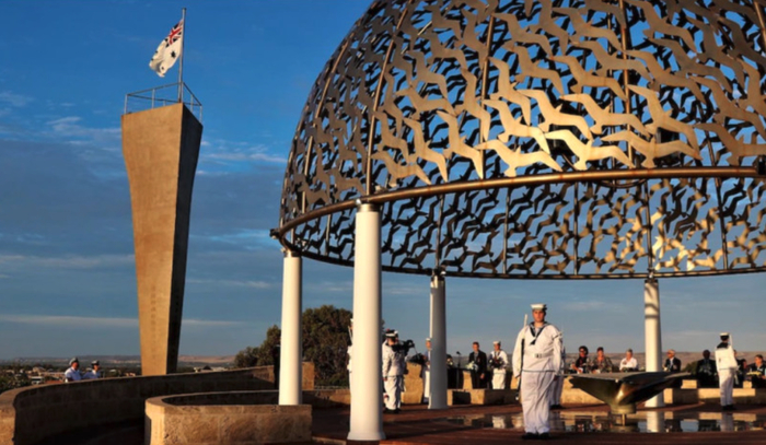 Фото памятника. На его куполе 645 чаек