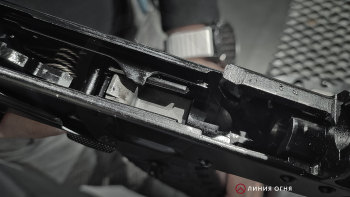 TG2S (исп.01) с примкнутым макетом магазина. Здесь виден подаватель и сухарь.