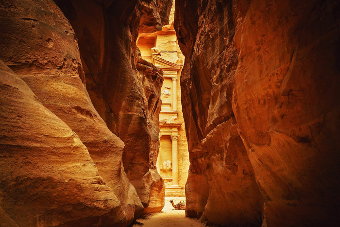 Ущелье Сик, единственная дорога ведущая к Петре. Не удивительно, что она долгое время была скрыта